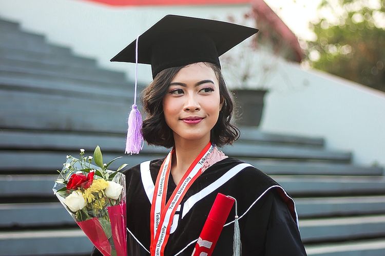 8 Rekomendasi Hadiah Wisuda untuk Sahabat
